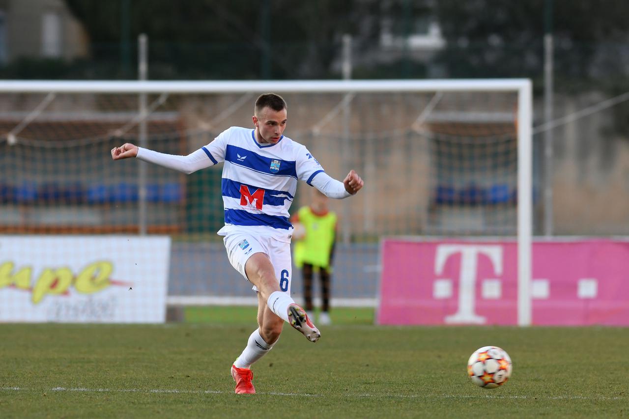 Nogometaši Osijeka s uvjerljivih su 3:0 pobijedili Šibenik