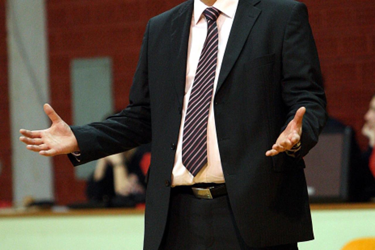 '21. 01. 1010. Zagreb KD Kutija Sibica/Kosarkaski susret zenskih kosarkaskih ekipa ZKK Lupa promotions Novi Zagreb i ZKK Ragusa/Trener Lupa promotions Novi Zagreb Vladimir Ivankovic PHOTO: zeljko hlad