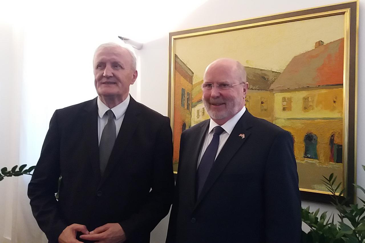 Veleposlanik i župan