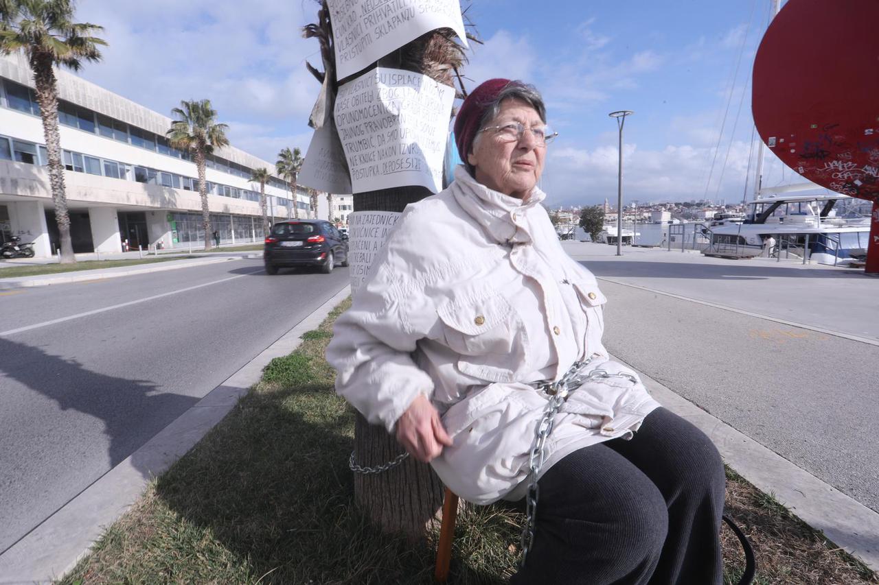 Split: Vanja se jutros lancima vezala za palmu ispred zgrade splitske uprave