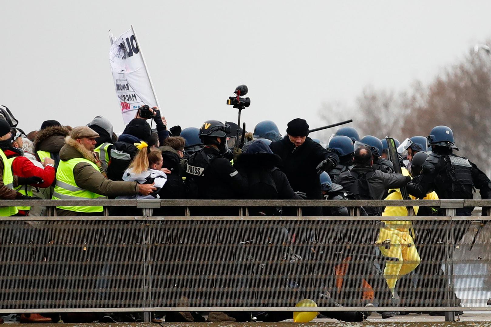 Bivši francuski prvak u boksu sukobio se s francuskim žandarima u sklopu demonstracija "žutih prsluka" na mostu Leopold-Sedar-Senghor u Parizu.