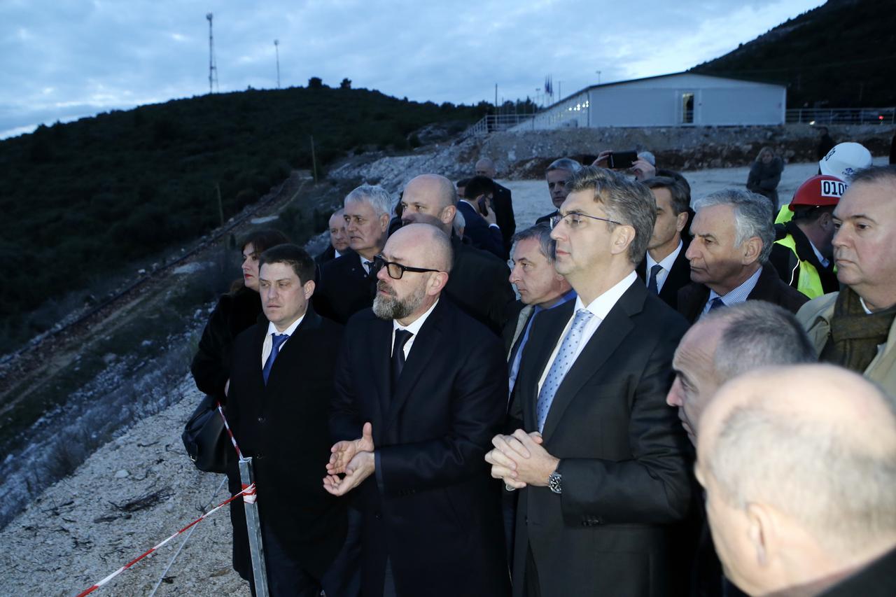 Ploče: Premijer Plenković obišao gradilište Pelješkog mosta