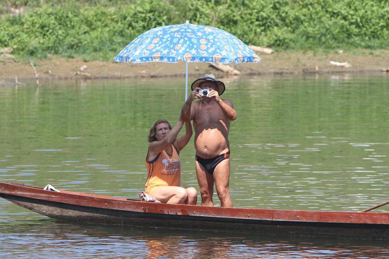 Par na čamcu na rijeci Kupi, portal (1)