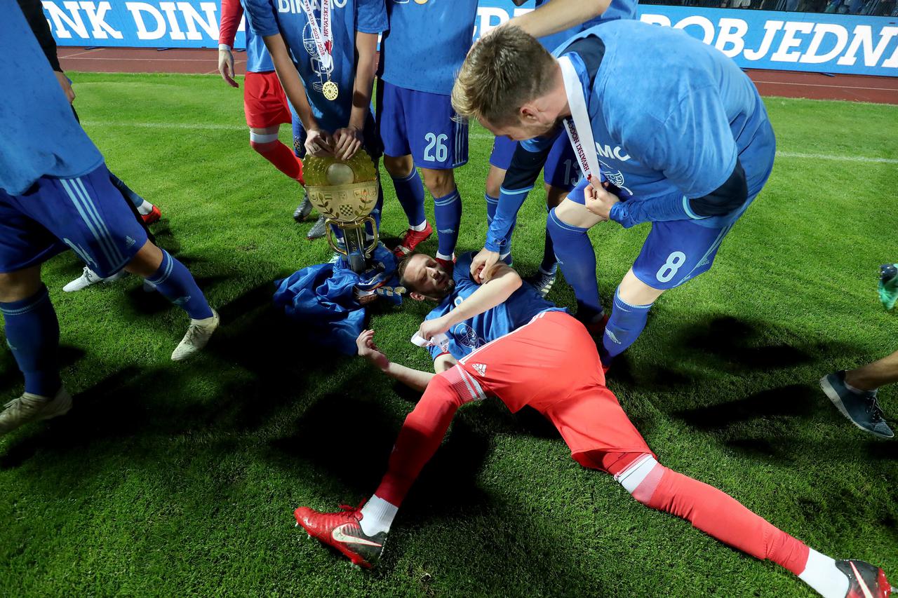 Slavlje Dinamovih igrača nakok osvajanja kupa
