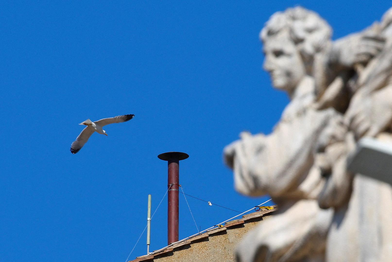 Tijekom konklave, nakon svaka dva kruga glasovanja, bilteni kardinala spaljuju se u posebnoj peći. Ako novi papa nije izabran, u bilten se dodaju kemikalije – kalijev perklorat, antracen i sumpor – kako bi dim bio crn.