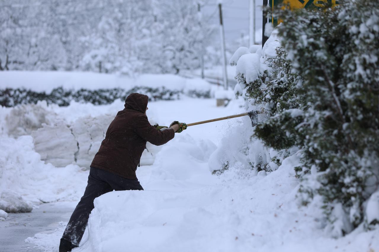 Slunj: Dok ralice čiste prometnice, mještani s lopatama i traktorima čiste snijeg 