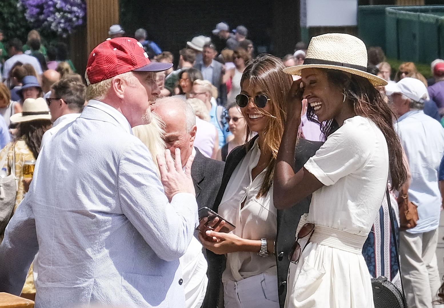 U srijedu se napokon u javnosti pojavio uz britansku manekenku Laylu Powell, dvadeset godina mlađu djevojku, s kojom su ga paparazzi još u ožujku fotografirali na večeri.