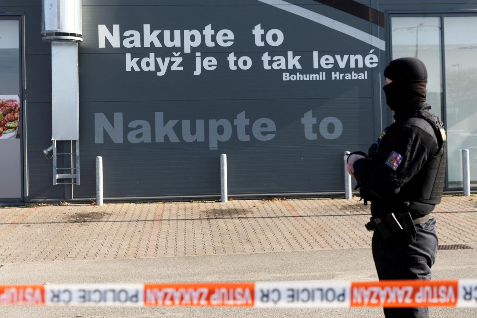 A police officer stands guard in a shopping area at the site where two women have died in a knife attack in Hradec Kralove, Czech Republic, February 20, 2025. REUTERS/Eva Korinkova Photo: EVA KORINKOVA/REUTERS