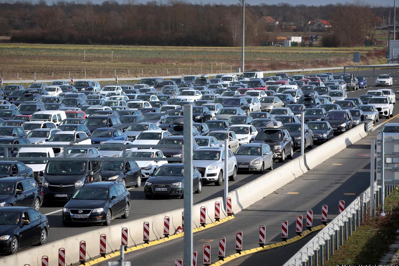 Zagreb: Prometna gužva na naplatnim postajama Ivanja Reka