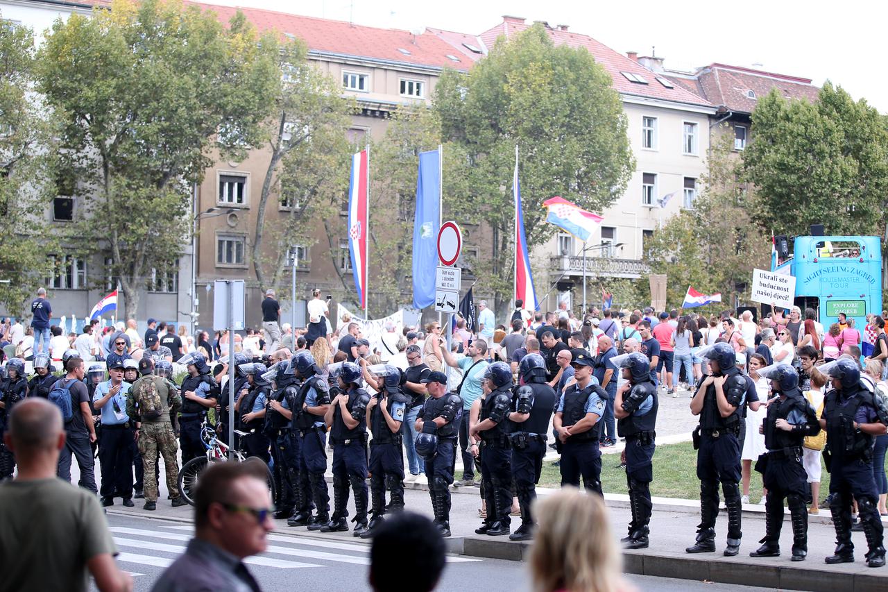Zagreb: Održan prosvjed "Dajemo vam otkaz" ispred sjedišta HDZ-a 