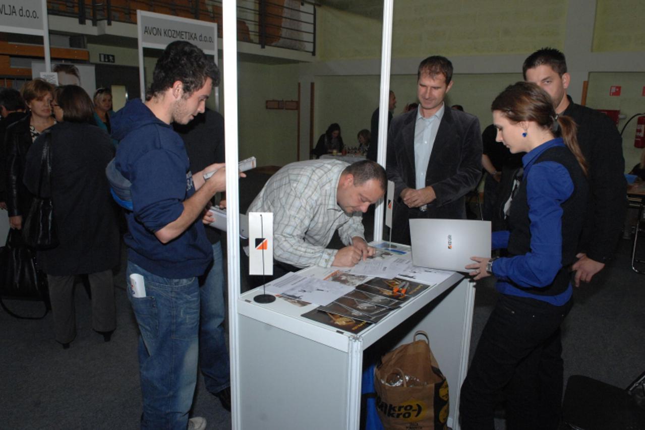 '24.10.2013. Krapina - 6. sajam poslova u organizaciji Hrvatskog zavoda za zaposljavanje na kojem se predstavljaju tvrtke i obrtnicke skole Krapinsko-zagorske zupanije. Photo: Matija Topolovec/PIXSELL