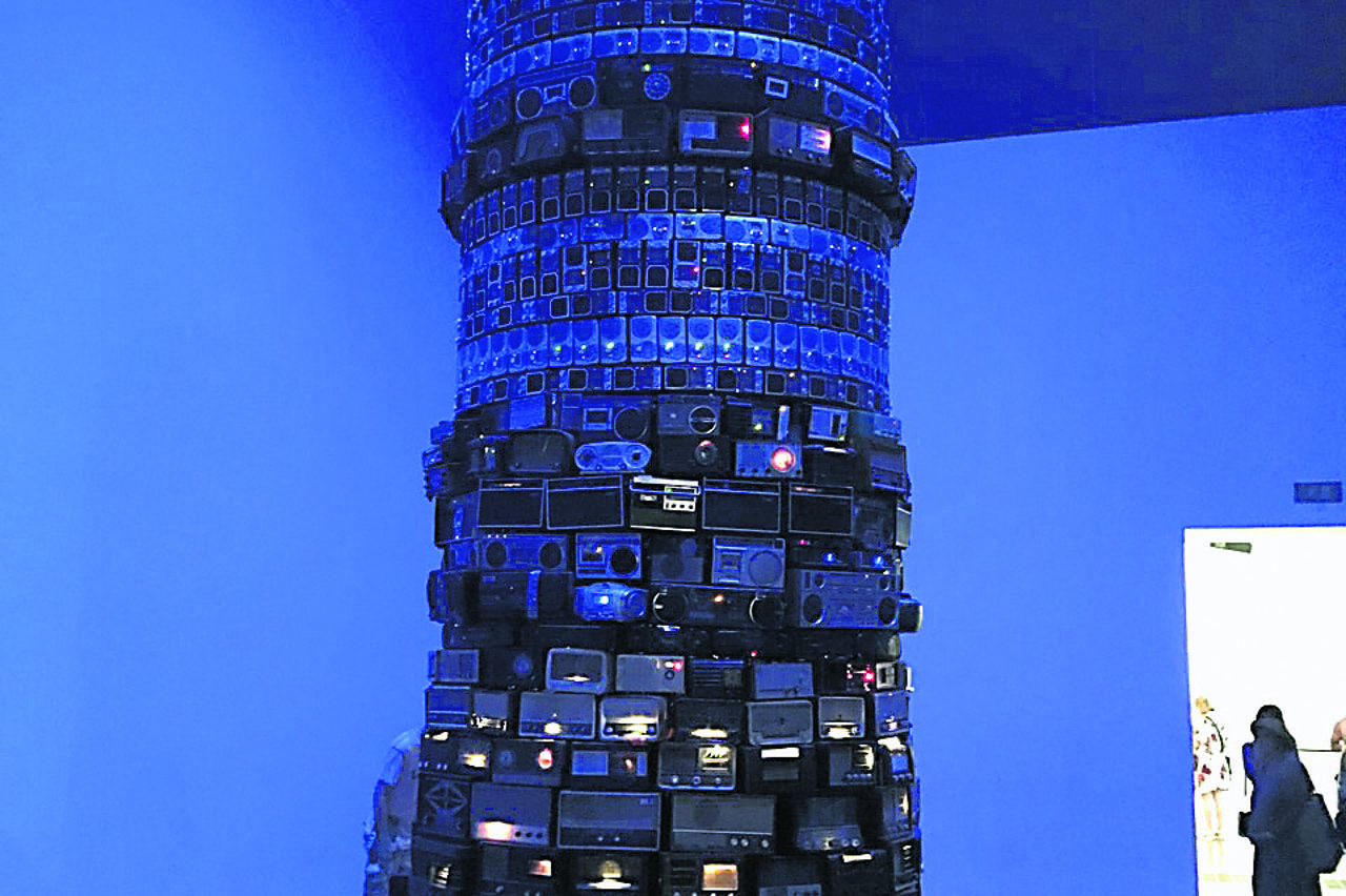 Fasciniran kaotičnim žamorom “Babela 2001”, osjetio sam želju da ostanem sam u galeriji preko noći i da 800 radio prijemnika koji čine toranj pogasim