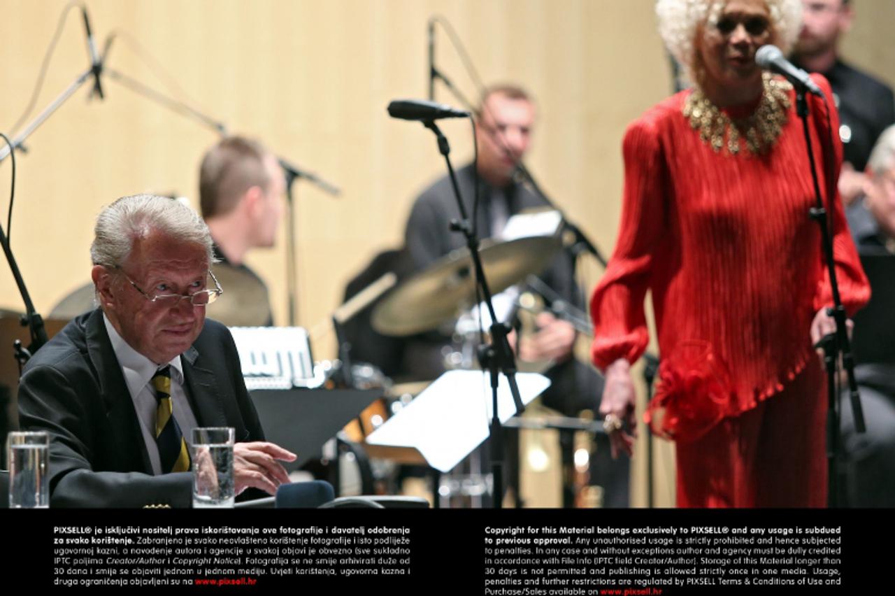 '10.05.2013., Zagreb - Na HRT-u svecano je emitirana uzivo 1000-ta radio emisija polularnog naziva Zvjezdana prasina voditelja Dubravka Majnarica.  Photo: Sanjin Strukic/PIXSELL'