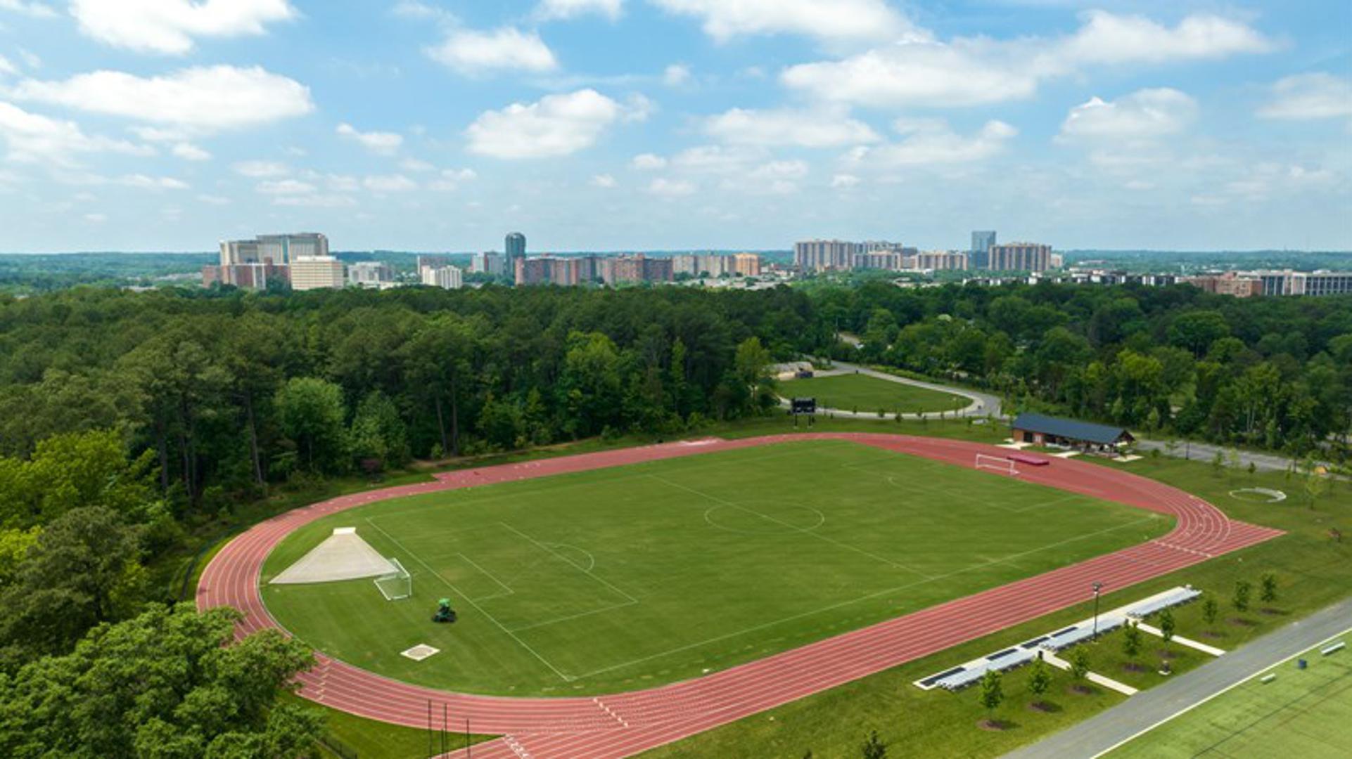 Ima još dosta do prvenstva, ali Hrvatski nogometni savez nije želio dugo čekati s odlukom oko kampa reprezentacije pa je jutros obznanjeno kako su odabrali luksuzni rezort u Alexandriji, gradu u saveznoj državi Virginia. Kamp uključuje smještaj u AKA Hotelu, a vatreni će trenirati na terenu za nogomet koji pripada tamošnjoj srednjoj školi Episcopal.