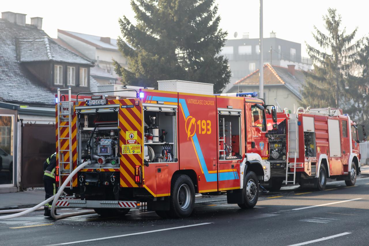 Zagreb: Vatrogasci gase manji požar koji je izbio na krovištu u Ilici 253