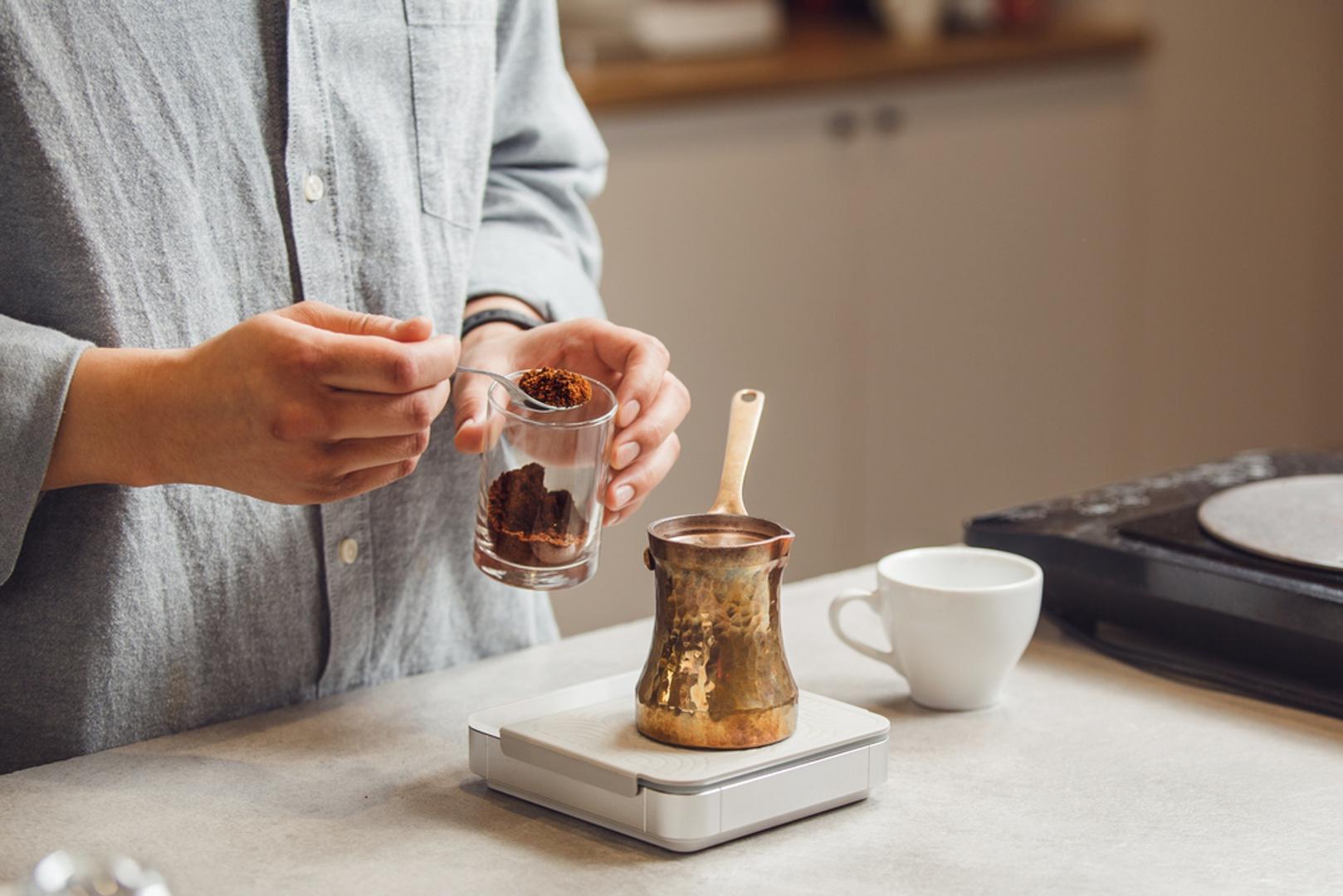 Može poboljšati energiju i koncentraciju: Turska kava poznata je po tome da je vrlo jaka i bogata kofeinom. Kofein je prirodni stimulans koji može pomoći budnosti, koncentraciji i osjećaju energije tijekom dana. Zbog toga je mnogi piju ujutro ili onda kada im treba dodatni poticaj.