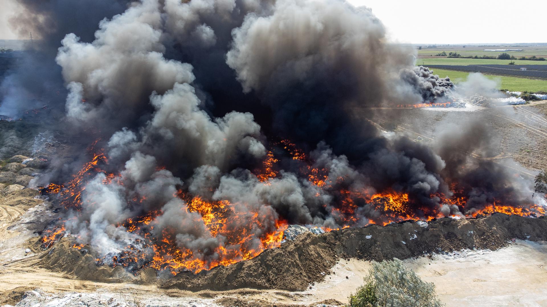 Gradonačelnik Osijeka Ivan Radić rekao je da su gradske vlasti po izbijanju požara pojačali ispitivanja vode u osječkom Vodovodu, kao i u pročistaču otpadnih voda.