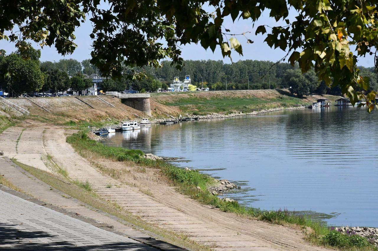 ​Slavonski Brod: Svega tridesetak centimetara daljnjeg opadanja Savu dijeli od točke najnižeg zabilježenog vodostaja ikad od -66 cm