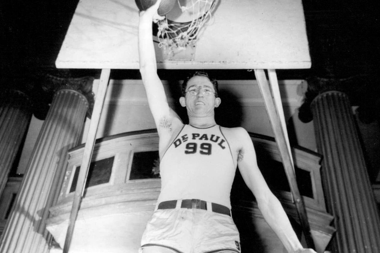 storyeditor/2026-10-23/George_Mikan_1945.jpeg