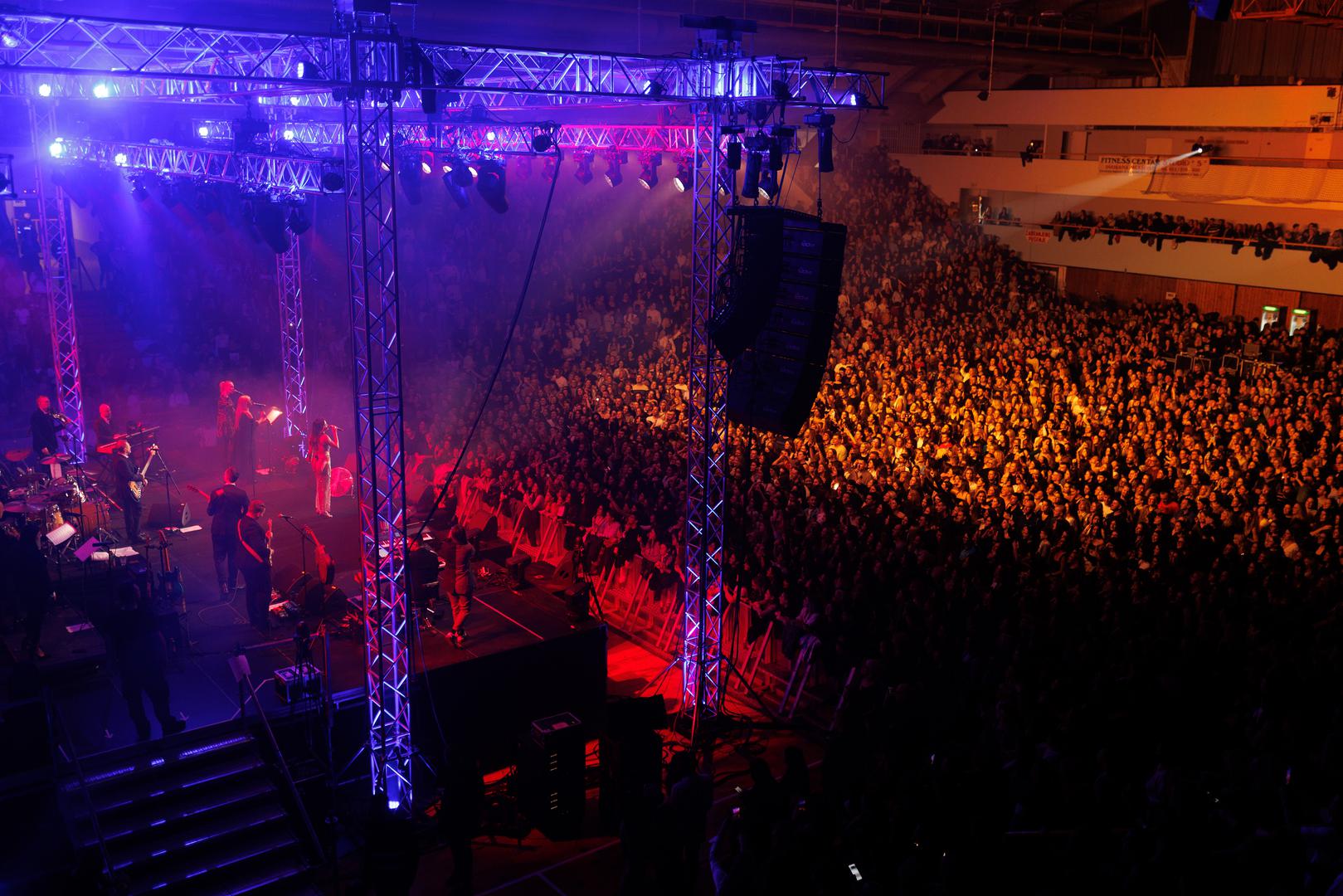 Severina je često znala isticati svoju emotivnu povezanost s Rijekom. Rijeka je grad koji je Severinu srdačno prihvatio još od njenih kazališnih početaka u HNK Ivana pl. Zajca. Iz riječke Dvorane Mladosti krenula je i njezina najdraža i najemotivnija turneja ‘Dobrodošao u klub’, a upravo je u Rijeci krstila svog sina Aleksandra o kojem se glasno ovih dana priča, a koji će za nekoliko dana navršiti 12 godina.