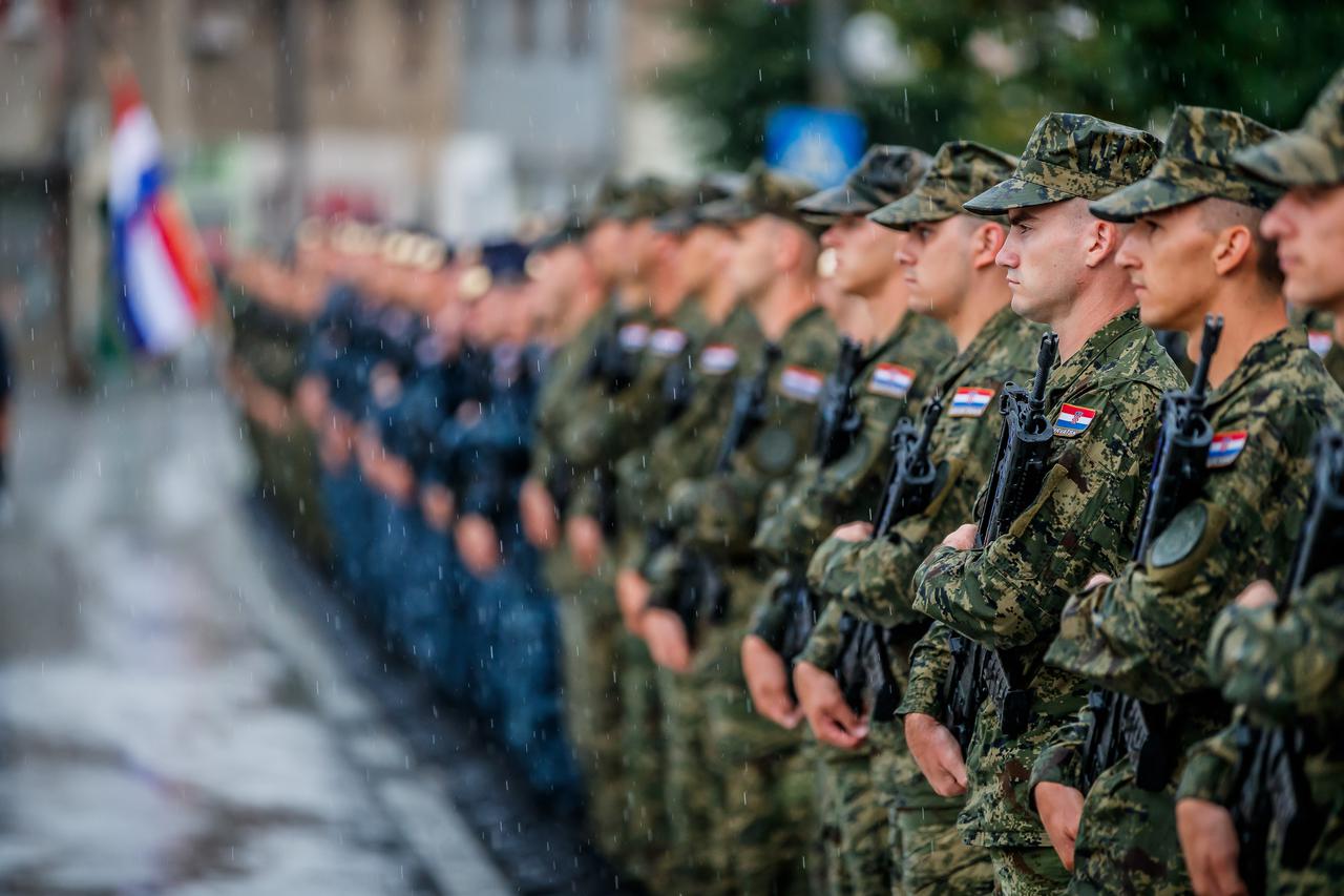 Zoran Milanović sam nosio kišobran i pozdravio vojnike u Kninu