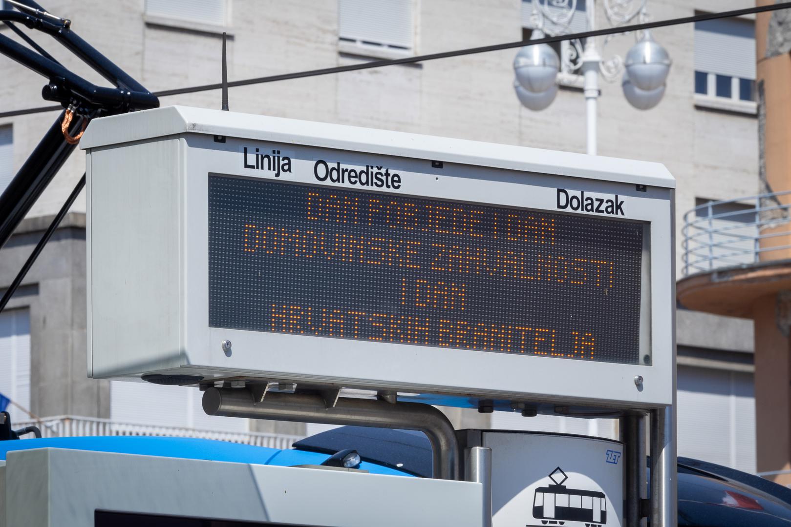 Zagrebački je HDZ jučer optužio gradsku vlast jer u centru još nisu bile postavljene zastave, no u večernjim satima ekipe su krenule na posao. 
