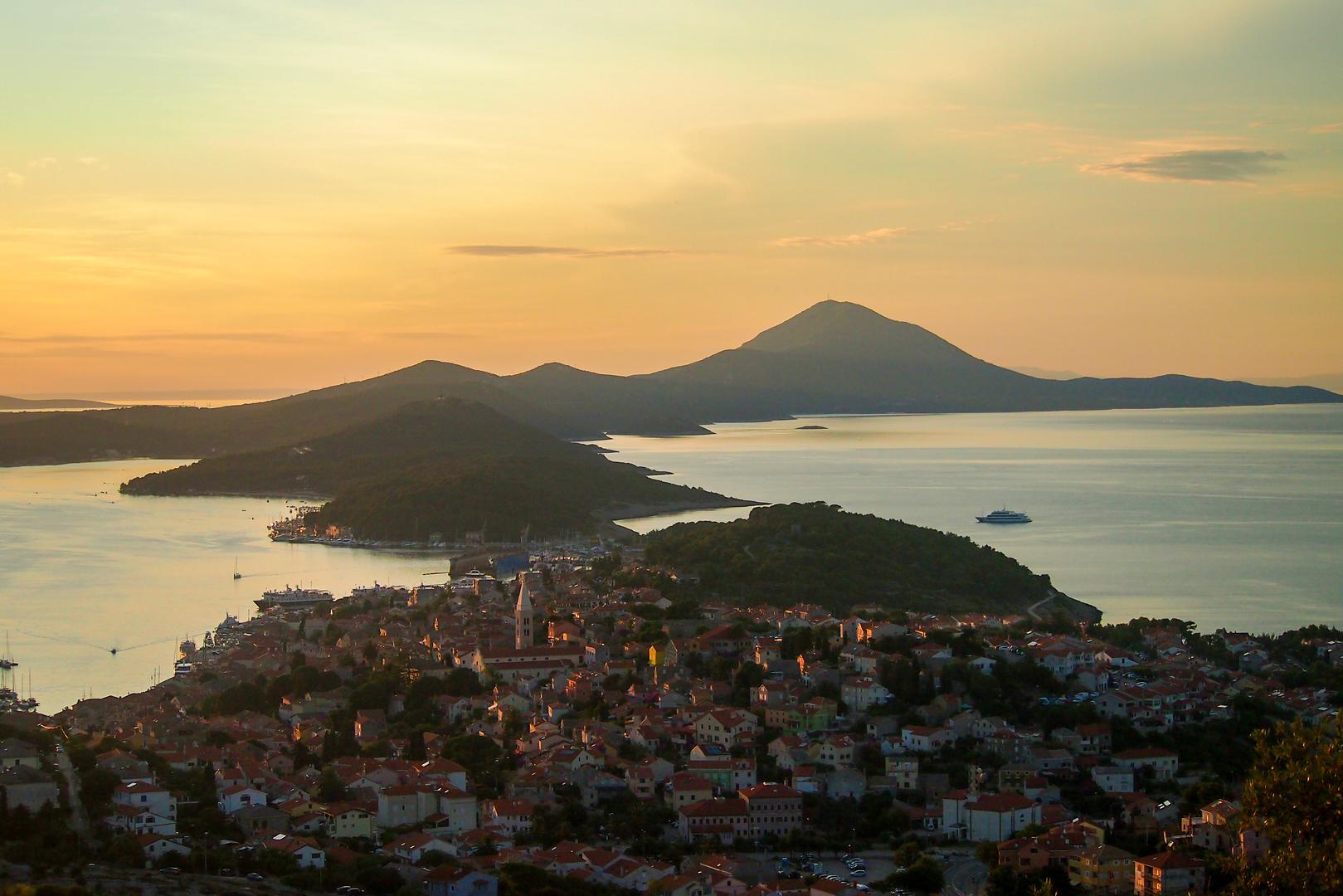 13. Sunčana uvala, otok Lošinj: Na zapadnoj obali otoka Lošinja nalazi se Sunčana uvala, okružena bijelim šljunčanim plažama i nevjerojatno tirkiznim morem. U sjeni velikog hotela, lijepa plaža Veli Žal može biti zauzeta obiteljima. U tom slučaju slijedite šetnicu prema jugu uz stjenovitu obalu do manje, ali jednako netaknute plaže Borik, omiljene među lokalnim kupačima. 