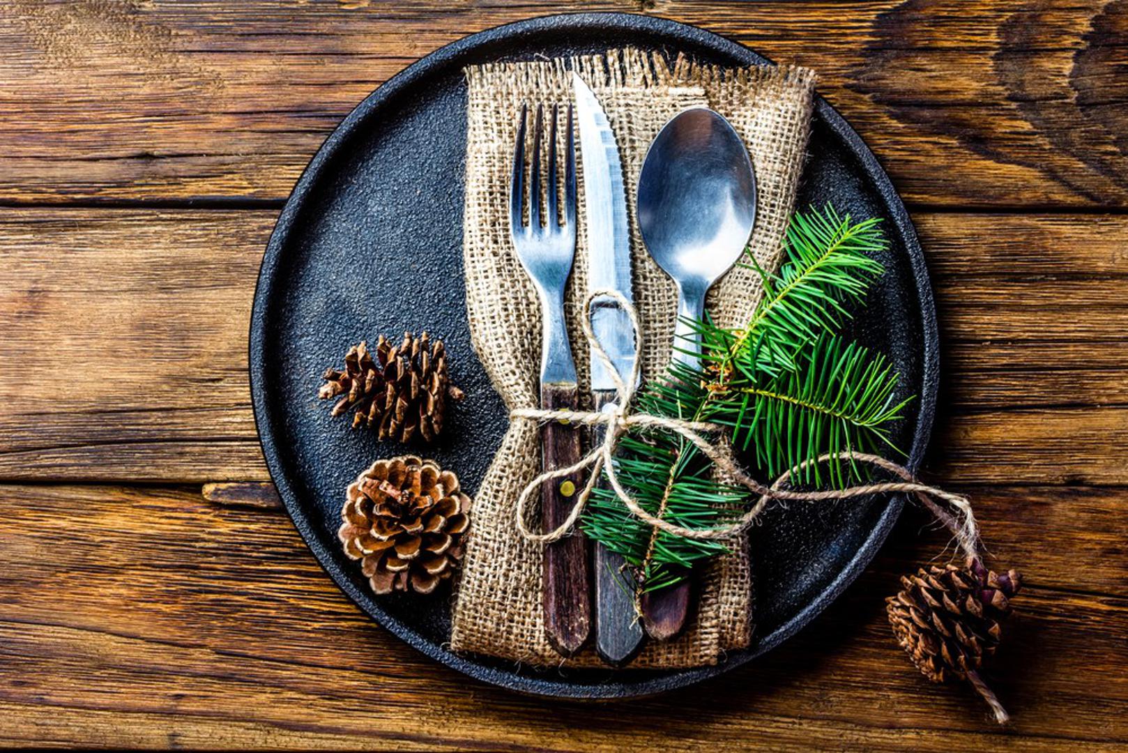 Ne trebate sebi uskraćivati tradicionalna božićna i novogodišnja jela. Nije problem pojesti jedan dan sarmu, a drugi pečenu svinjetinu ili puretinu. Problem je ako je porcija za troje ljudi. Svakako s mesa uklonite vidljivu masnoću, a s peradi kožu. Pripremajte hranu u količini koju vi i vaša obitelj možete pojesti. Ako vam ipak ostane višak pečenog odojka ili puretine, najlakše ih je kombinirati s krumpirom pečenim u kori i salatom. Stari je recept svinjetinu držati „u masti“. Jednostavno ju uronite u teglu s masti i zaklopite poklopcem. Tako sigurno neće primiti miris hladnjaka, a trajat će barem 10-tak dana. Višak kolača podijelite ili zamrznite. Dobro će doći kada budete u strci, a dolaze vam gosti.