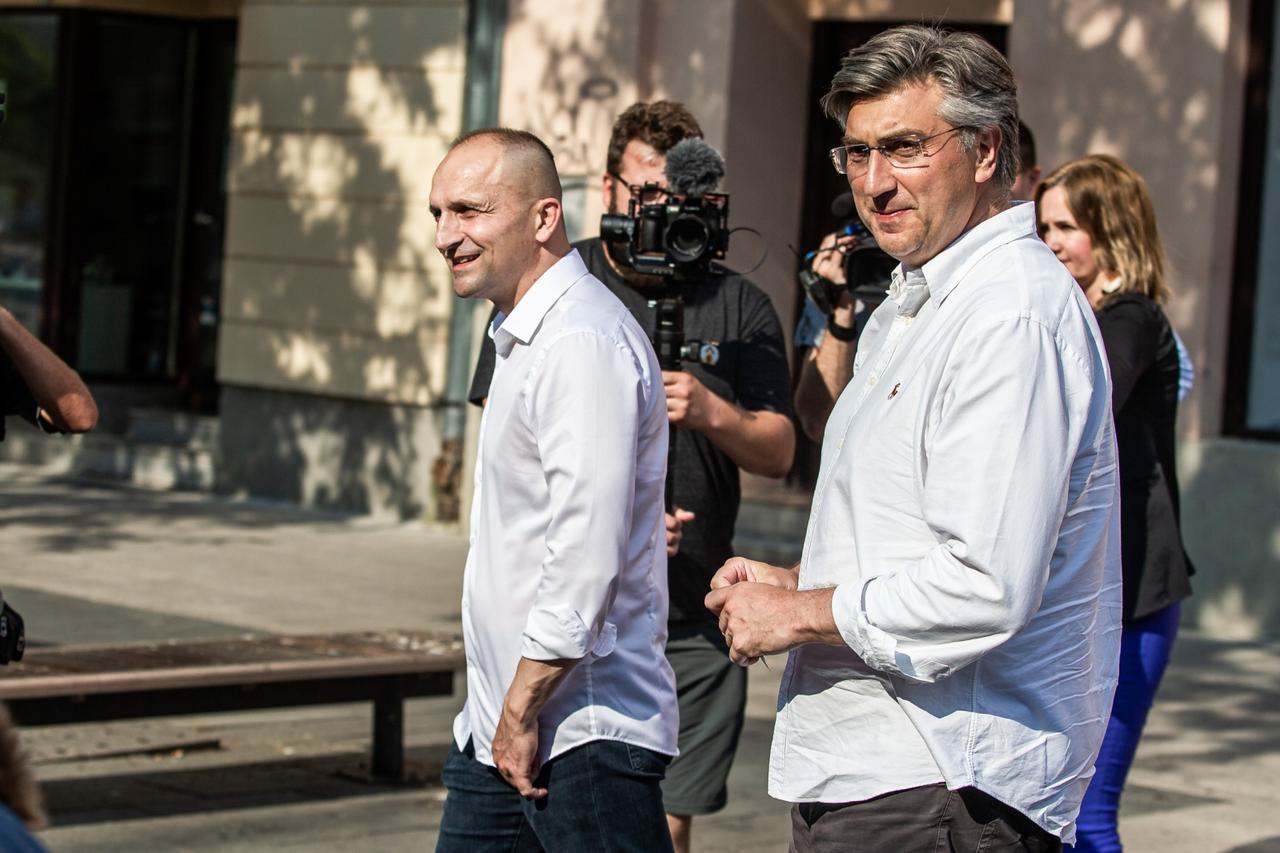 Plenković bez maske i u Osijeku na druženju sa simpatizerima