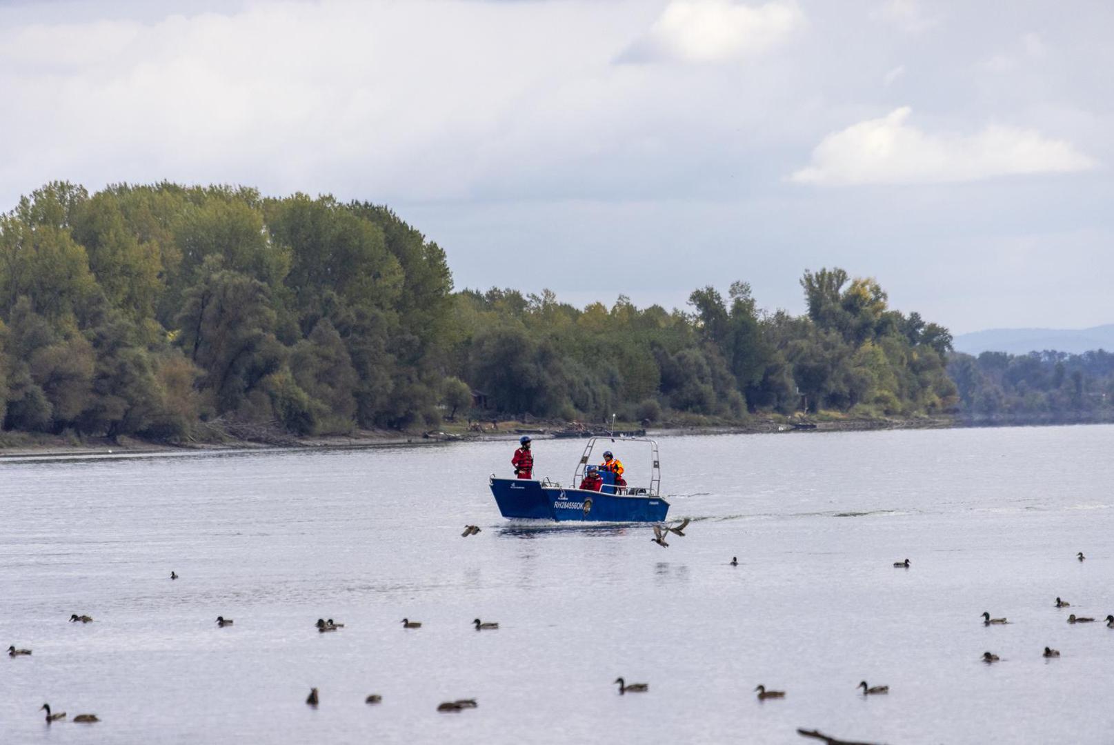 06.10.2025., Sotin - Na Dunavu kod Sotina prevrnuo se camac sa vise putnika, deset ljudi je spaseno dok je jedan smrtno stradao,a za jednim se jos traga. Sluzbe civilne zastite u suradnji s policijom pretrazuju obalu Dunava Photo: Davor Javorovic/PIXSELL