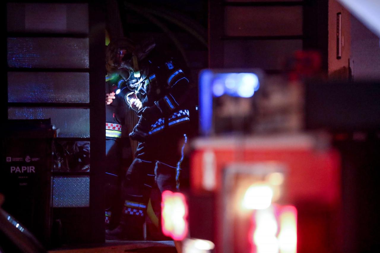 Vatrogasci gase požar u zgradi u ulici Horvata Kiša