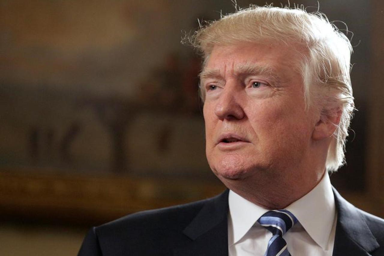 Donald Trump potpisuje izvršne naredbe