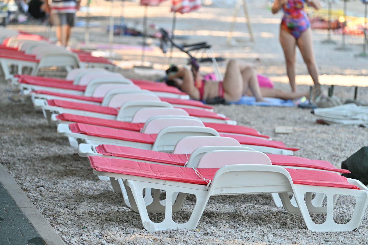 Baška Voda: Reportaža o problemu s ležaljkama na plaži