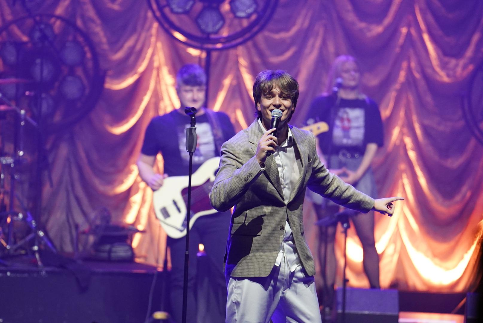 Ime Jakova Jozinovića posljednjih tjedana nezaobilazno je na društvenim mrežama, posebno na TikToku, gdje korisnici masovno dijele snimke njegovih nastupa diljem Hrvatske