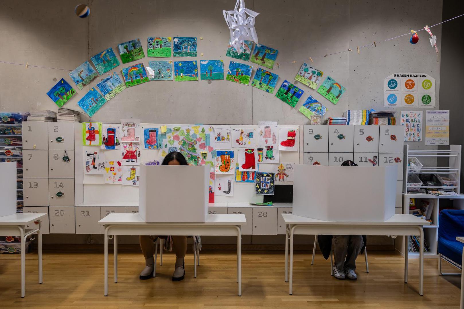 U Hrvatskoj i inozemstvu bilo je otvoreno 6755 biračkih mjesta na kojima su građani mogli birati novog predsjednika.