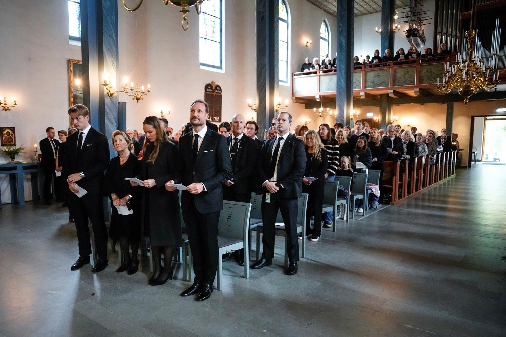 U kapeli je održana privatna komemoracija za članove kraljeve obitelji, osoblje palače i kraljeve pomoćnike.