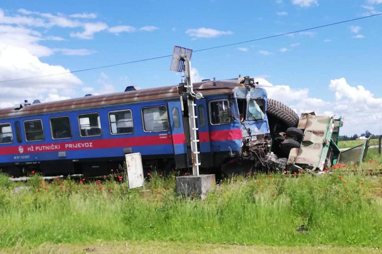 Sudar poljoprivrednog radnog stroja i motornog vlaka kod Županje