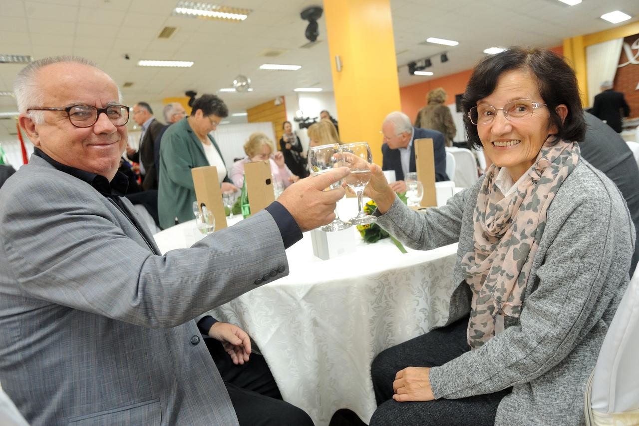 27.10.2014., Sveti Ivan Zelina - Proslava odlaska u mirovinu ucitelja koji su proveli cijeli radni vijek u jednoj skoli.  Marijan Prgomet, Milka Babic.  Photo: Daniel Kasap/PIXSELL