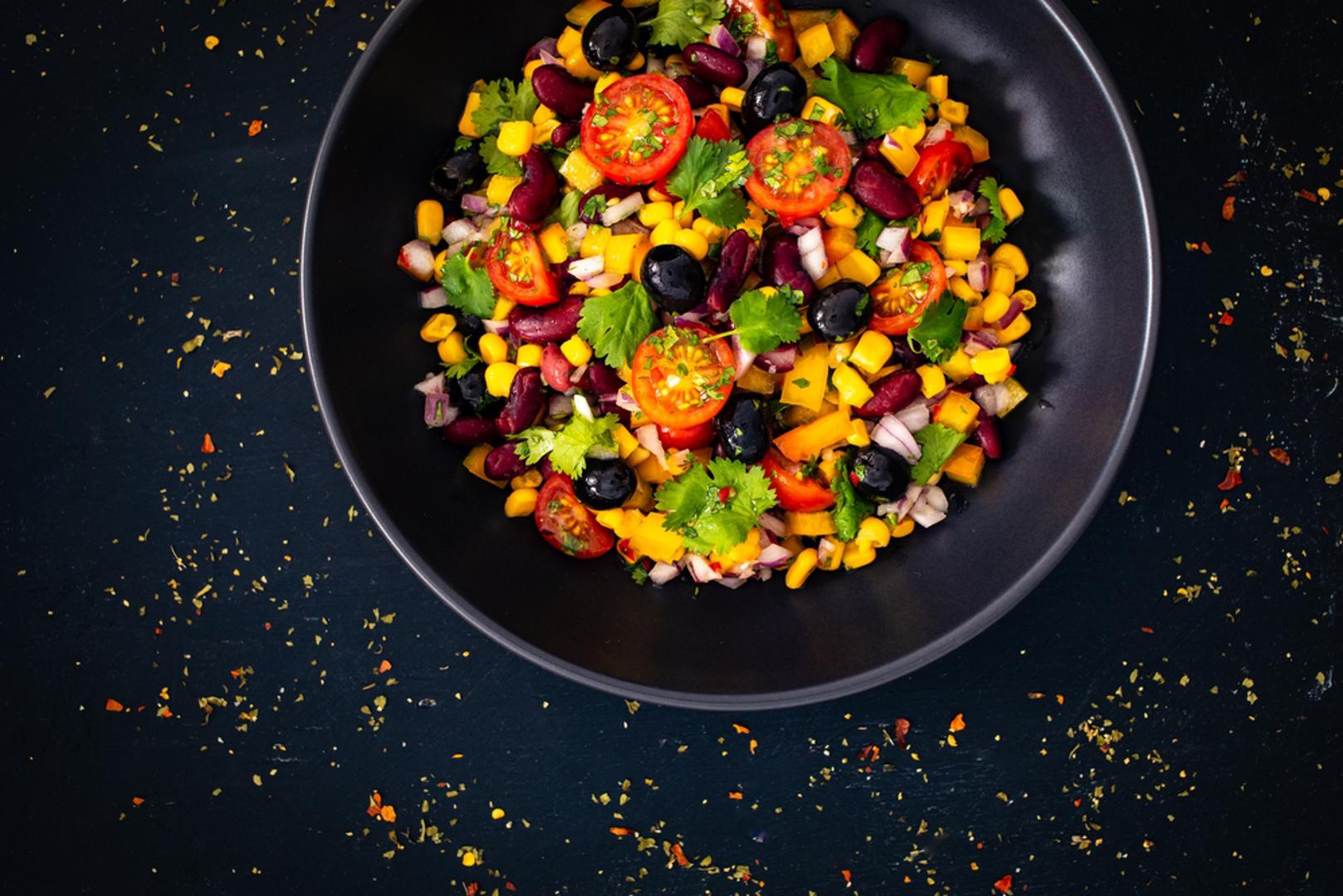 Salata od graha, kukuruza i paprike: Grah nije rezerviran samo za variva, nego može biti odličan sastojak hladnih ljetnih salata. U kombinaciji s kukuruzom, paprikom, lukom, rajčicom i laganim preljevom od ulja, octa ili limete postaje brz i konkretan obrok. Za još puniji okus mogu se dodati svježi korijandar, peršin ili malo ljute papričice.