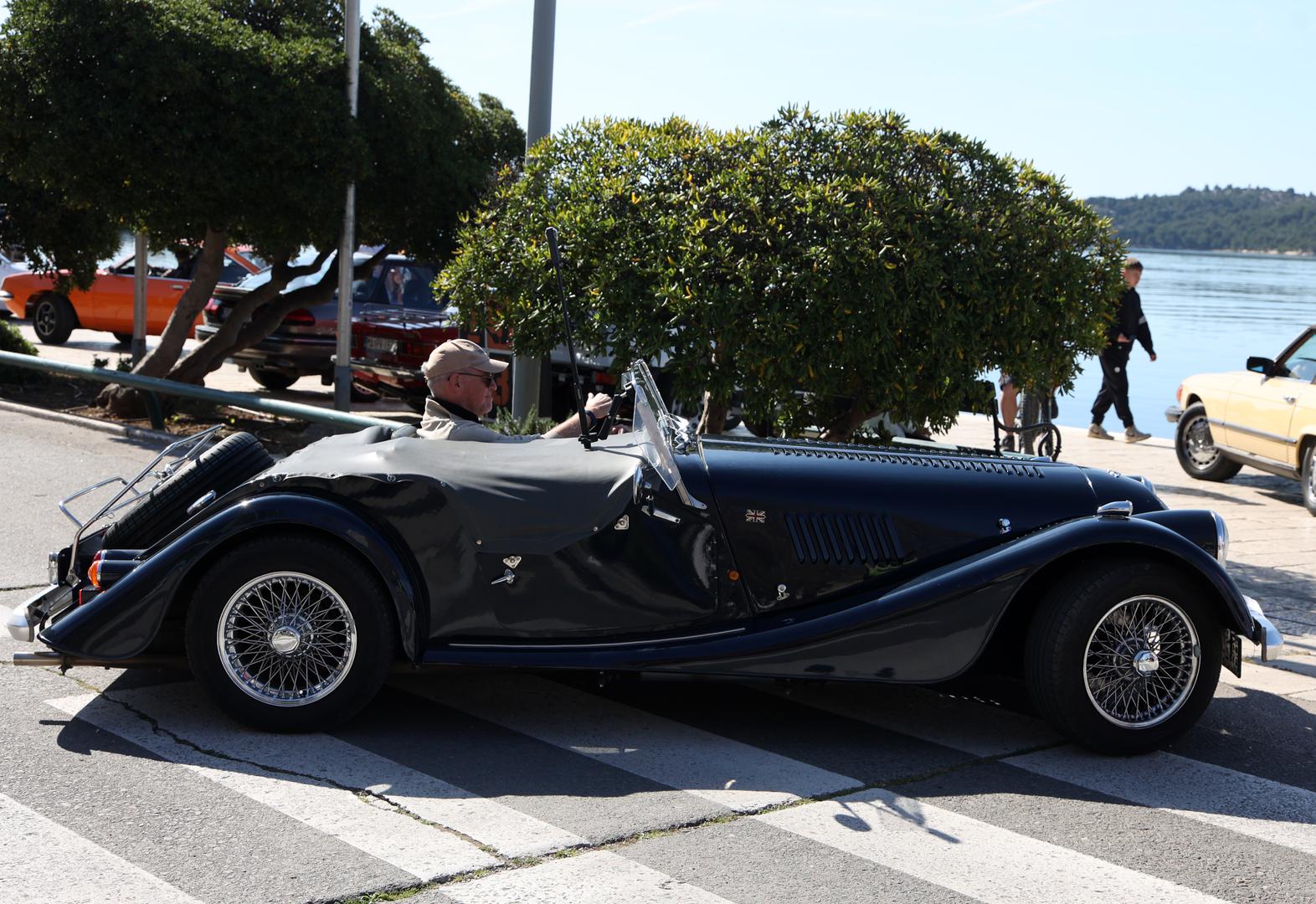 Velik interes već izazivaju izloženi automobili.