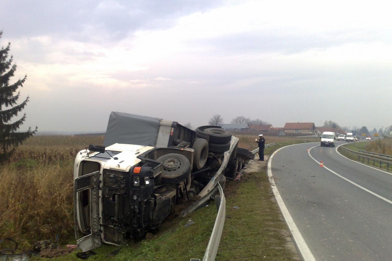 teretnjak sletio s ceste (1)