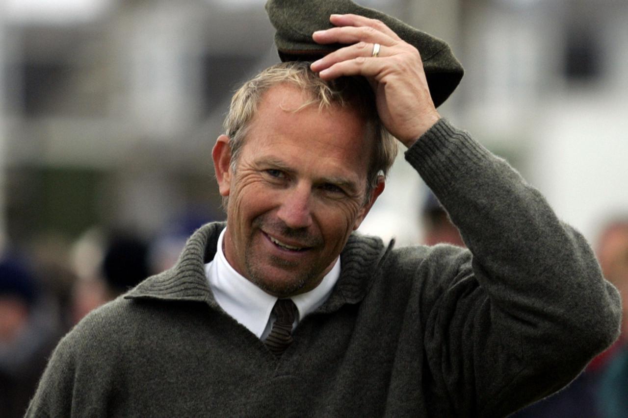 \'U.S. actor Kevin Costner lifts his cap after finishing the third round of the Dunhill Links Championship at the Carnoustie course in Scotland, October 9, 2004.   REUTERS/Darren Staples\'