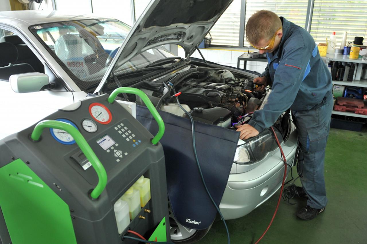 '12.05.2010.,Zagreb -  Ilustracije za temu o klima uredjajima u automobilima. Servisna radionica Puric. Photo: Antonio Bronic/PIXSELL'