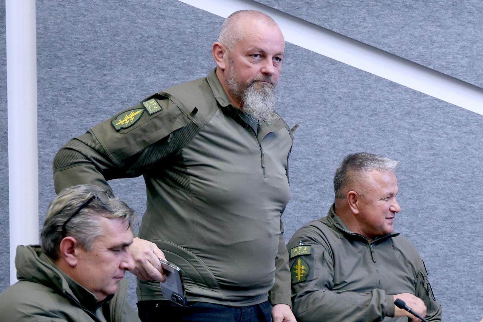 U kasnonoćnom obraćanju javnosti tadašnji premijer Tihomir Orešković i potpredsjednik Vlade Tomislav Karamarko poručili su da će ostavku prihvatiti “u skladu s demokratskim običajima i načelima pravne države”.

