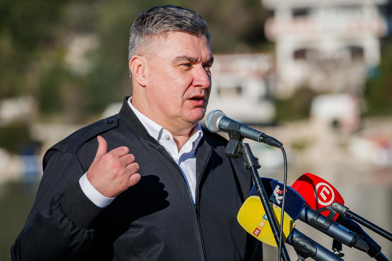 Drvenik Veli: Predsjednik Zoran Milanović položio je vijenac na spomen obilježju “Majka Domovina”