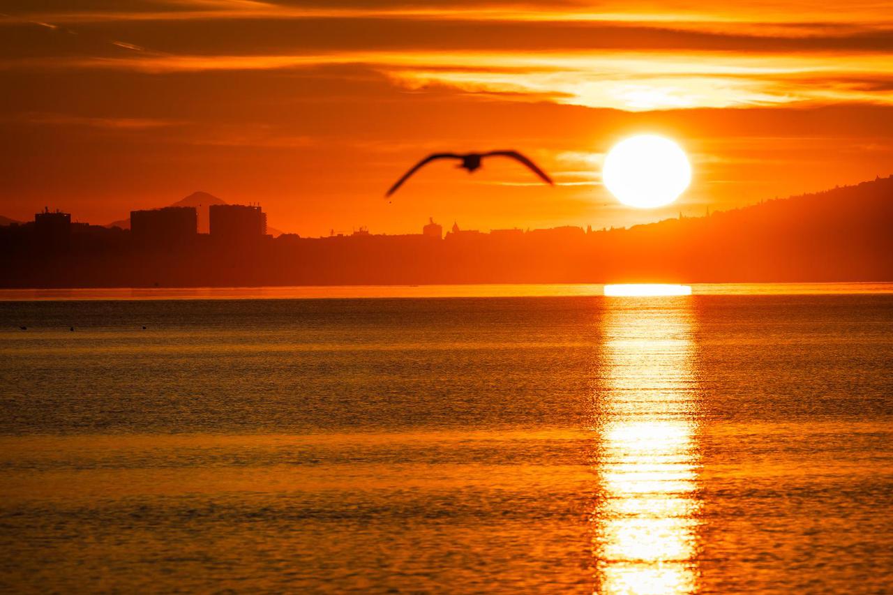 Kaštel Stari: Izlazak Sunca nad Splitom