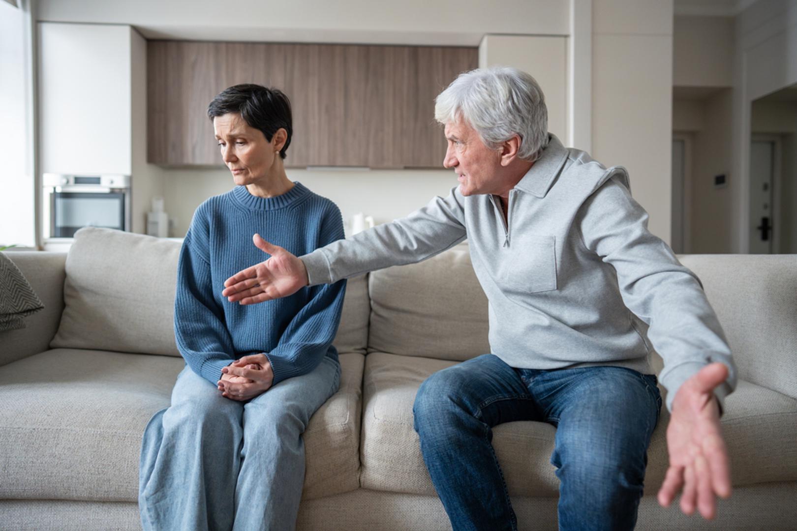 Ponekad postaju otvoreno agresivni: Pribjegavaju uvredama, omalovažavanju i prijetnjama kako bi vas obeshrabrili. Cilj je oslabiti vaše samopouzdanje i natjerati vas da odustanete od teme. Postavite jasne granice i prekinite razgovor ako komunikacija postane nasilna ili ponižavajuća.