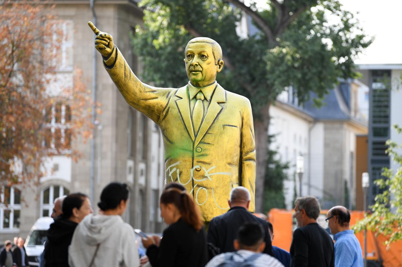 Na trgu u Wiesbadenu podignut je zlatni kip turskog predsjednika Recepa Tayyipa Erdogana