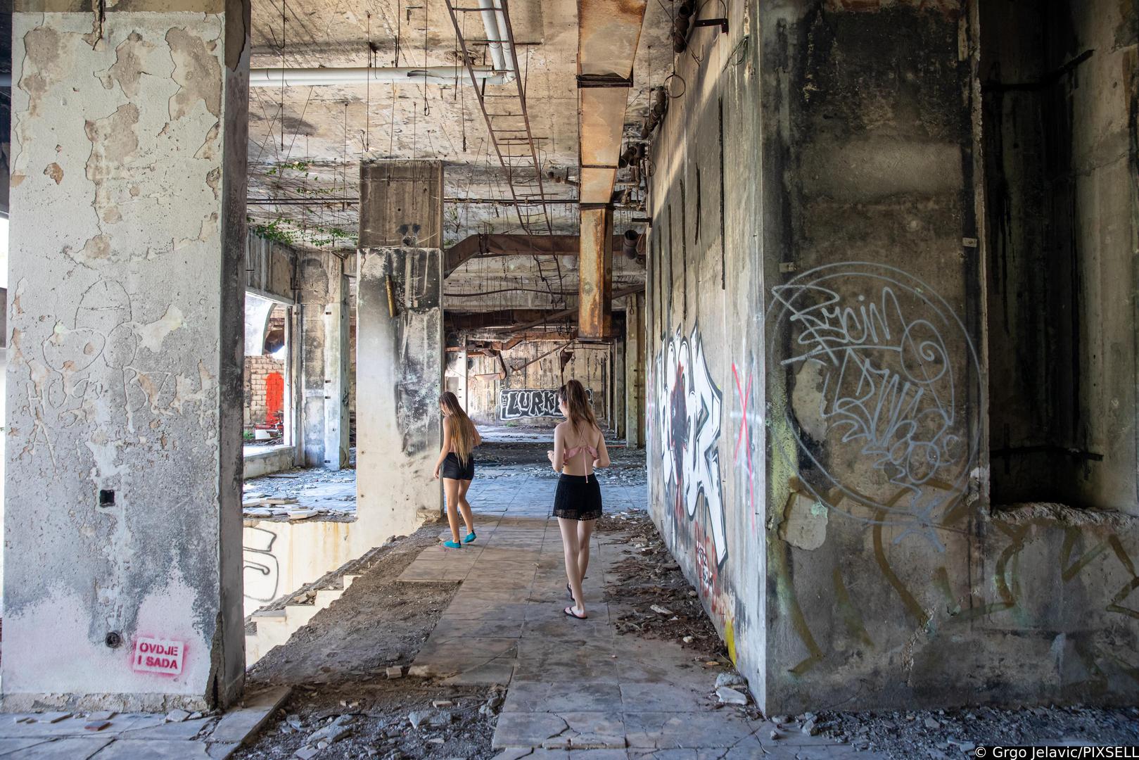 Nakamura je počela s istraživanjem napuštenih mjesta prije dva desetljeća, a njen novi projekt, Project UrbEx, dokumentira njene avanture kroz nevjerojatne fotografije napuštenih, propadajućih, ali ipak neobično lijepih lokacija. "Ova mjesta su vremenske kapsule, čuvaju trenutke prošlosti u svom surovom i nepoliranom stanju", kaže Nakamura. "Kao umjetnica i fotografkinja, pronalazim ljepotu u propadanju, grafitima i ostacima prošlih života – sve to pričaju priče koje često bivaju zanemarene."