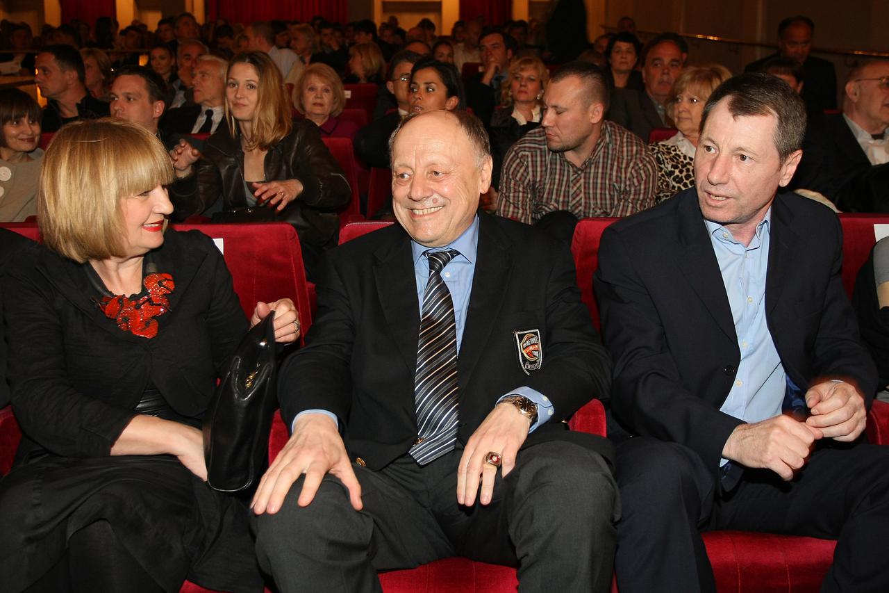 20.04.2009., Zagreb -Premijera dokumentarnog filma Mirko Novosel u kinu Europa.Mirko Novosel u drustvu supruge Jasenke i Zorana Slavnica. Photo: Jurica Galoic/24sata